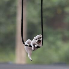 Ciondolo per specchietto retrovisore per auto con simpatico cane Bulldog piccolo (bianco)