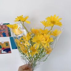Disposizione dei fiori simulata, ornamento da tavolo, oggetti di scena per foto da picnic, stile: sacchetto trasparente con margherite gialle da 5 pezzi