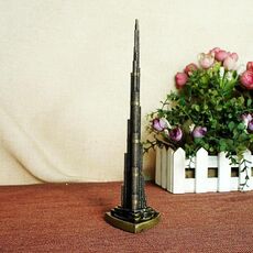 Ornamento commemorativo del modello turistico Burj Khalifa da 13 cm (triangolo bronzo)