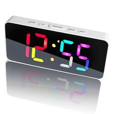 Sveglia digitale RGB dinamica a 11 colori 12/24 ore, 6 livelli di luminosità, 2 allarmi, orologio da tavolo (involucro bianco)