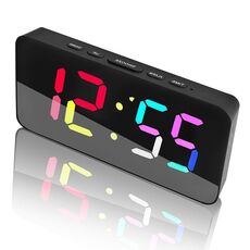 Sveglia digitale RGB dinamica a 11 colori 12/24 ore, 6 livelli di luminosità, 2 allarmi, orologio da tavolo (involucro nero)