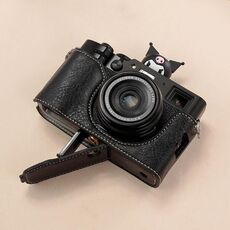 Custodia in similpelle con texture Buffalo per fotocamera FUJIFILM X100VI (nera)