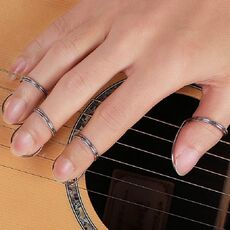 Plettro con anello a molla in metallo per chitarra (argento)