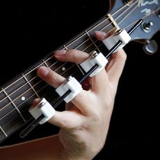 Espansore per dita a quattro dita Chitarra Ukulele Piano Span Pratica Copertura per le dita, Specifica: Edizione per bambini (bianco)
