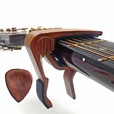 Set 2 in 1 in legno massello Folk Music Guitar Capo + Pick (legno scuro)