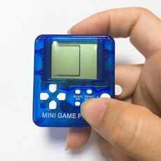 4 PCS Handheld Mini Game Console Toy Classic Brick Game Console con portachiavi (colore casuale)