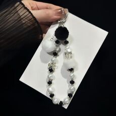 Piccola catena per cellulare con perle a forma di palla di pelo (bianca)