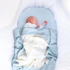 Coperta lavorata a maglia con orecchie stereoscopiche con motivo coniglio (blu baby)