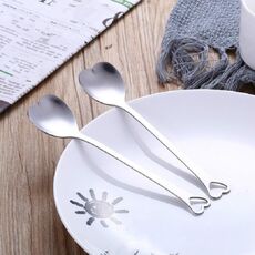 Cucchiaino da caffè in metallo portatile da 2 pezzi Cucchiaino da caffè in metallo Amore creativo Servizio da tavola a forma di cuore per la festa nuziale, Colore: Argento Amore a foro singolo