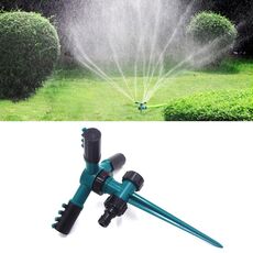 Sistema di irrigazione del prato con irrigatori da giardino regolabili e rotanti a 360 gradi automatici con spruzzatori a 3 bracci e base a punta