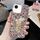Per iPhone 16e Custodia per telefono in PC con intarsi in diamanti fatti a mano con motivo a fiori di prugna (rosa) Per iPhone 16e Custodia per telefono in PC con intarsi in diamanti fatti a mano con motivo a fiori di prugna (rosa)