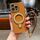 Per iPhone 14 Pro Max Charm Eye Custodia per telefono con supporto in metallo galvanico con cordino (marrone) Per iPhone 14 Pro Max Charm Eye Custodia per telefono con supporto in metallo galvanico con cordino (marrone)