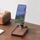 Supporto per tablet pieghevole e sollevabile da tavolo per telefono cellulare in noce con base a vassoio Supporto per tablet pieghevole e sollevabile da tavolo per telefono cellulare in noce con base a vassoio