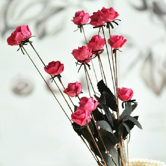 Bocciolo di rosa artificiale Decorazione di nozze Composizione di fiori Decorazione domestica per feste (rossa)