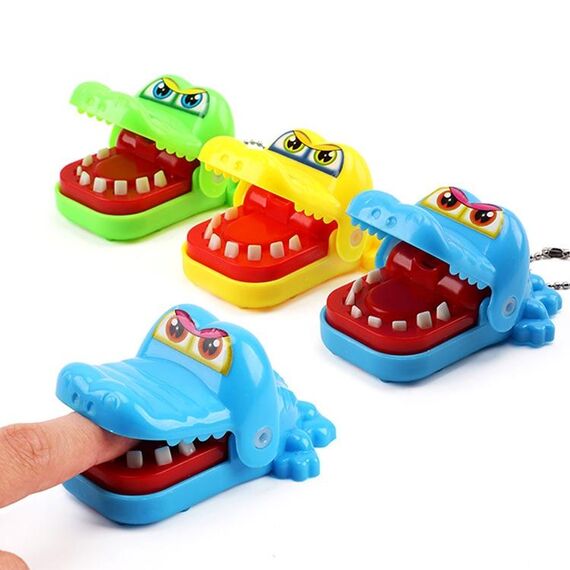 3 PCS Cartoon Mini Crocodile Bite Hand Novità Giocattoli ingannevoli, consegna a colori casuali