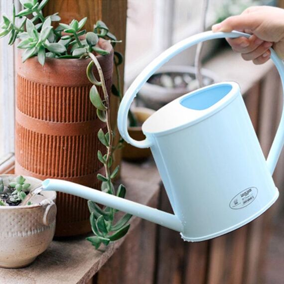 Annaffiatoio Forniture per giardinaggio in PP Annaffiatoio Strumenti per irrigazione per acquolina in bocca lunga Vasi da fiori portatili, capacità: 1,3 litri, consegna a colori casuali