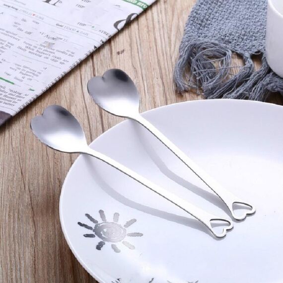 Cucchiaino da caffè in metallo portatile da 2 pezzi Cucchiaino da caffè in metallo Amore creativo Servizio da tavola a forma di cuore per la festa nuziale, Colore: Argento Amore a foro singolo