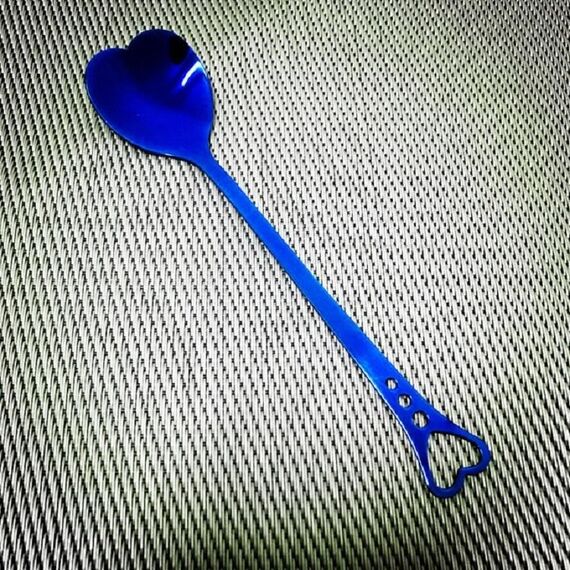 Cucchiaino da caffè in metallo portatile da 2 pezzi Cucchiaino da caffè in metallo Amore creativo Servizio da tavola a forma di cuore per la festa nuziale, Colore: Blu Poroso Amore