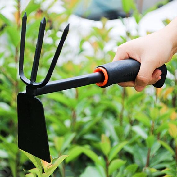 Coltivatori 2 in 1 Attrezzo Giardinaggio Piantare Scavare Manico in gomma antiscivolo Rastrello zappa in ferro (consegna a colori casuali)